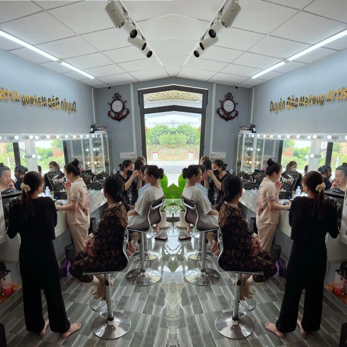 Không gian đào tạo chuyên nghiệp tại Duyên Đào Makeup - Áo cưới Hana's