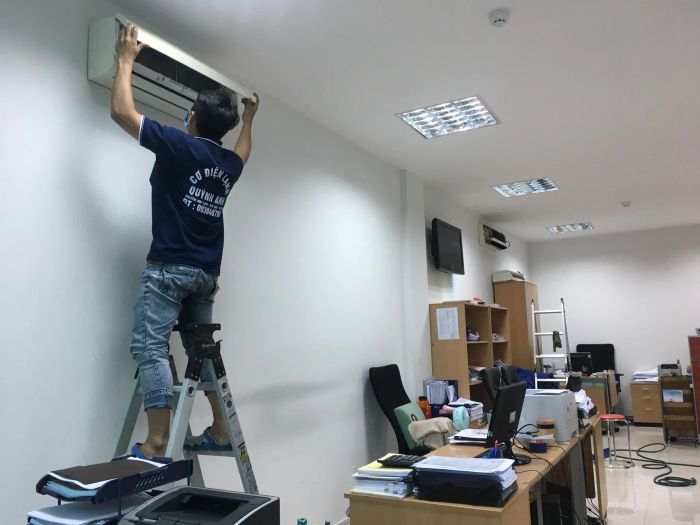 Hình ảnh minh họa quy trình sửa chữa chuyên nghiệp tại Điện Lạnh Quỳnh Anh