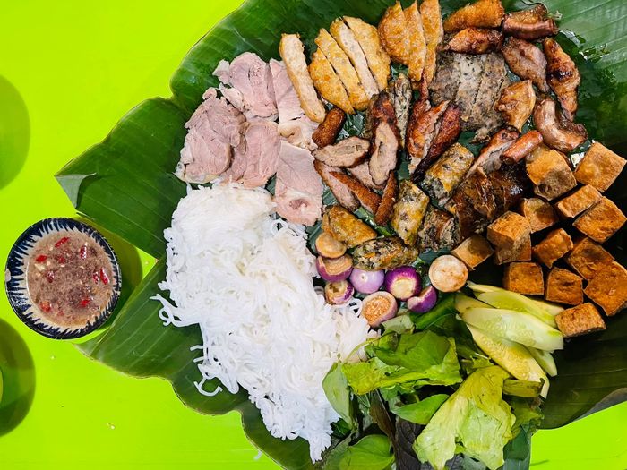 Hình ảnh mẹt bún đậu truyền thống tại Bún Đậu Mẹt Xưa