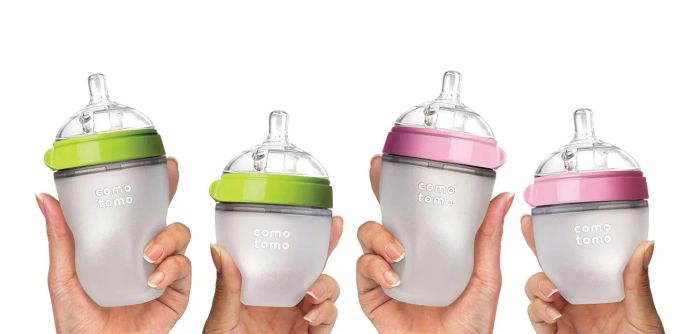Hình ảnh bình sữa Comotomo - Thiết kế tinh tế với đường nét mềm mại, chất liệu trong suốt cao cấp giúp mẹ dễ dàng quan sát lượng sữa bé uống.