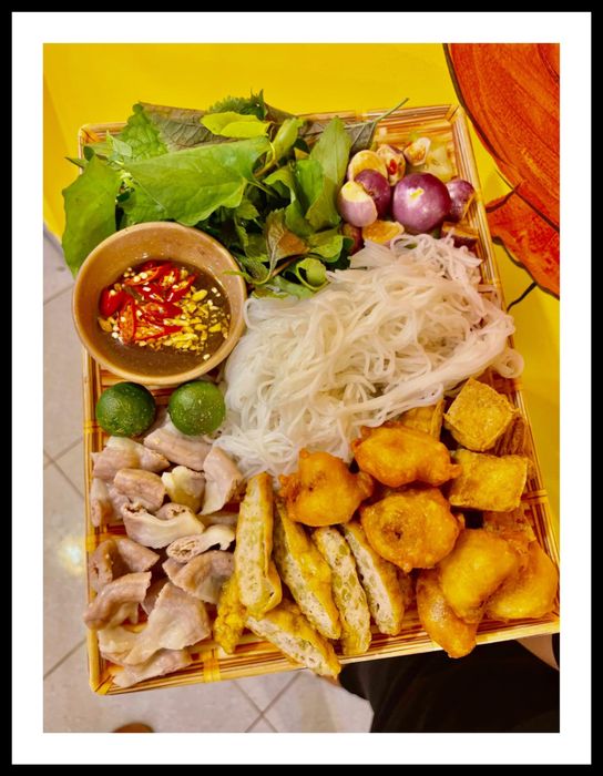 Hình ảnh mẹt bún đậu thịnh soạn tại Bún Đậu Cây Bàng