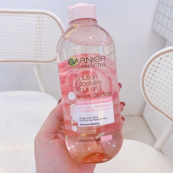 Hình ảnh minh họa nước tẩy trang Garnier - Dung dịch trong suốt dịu nhẹ với hương hoa hồng tinh tế