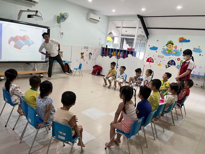 Hình ảnh ấn tượng về Trường Mầm Non 9 - Không gian học tập hiện đại với những phòng học rộng rãi, đầy đủ tiện nghi, nơi trẻ thỏa sức khám phá và phát triển.