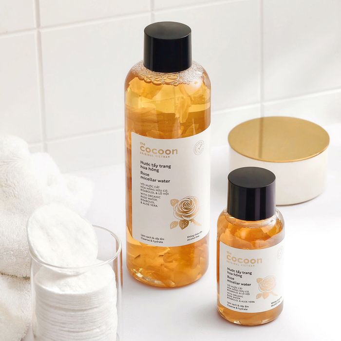 Hình ảnh thực tế nước tẩy trang Cocoon - Thiết kế chai nhựa tối giản với dung dịch trong suốt