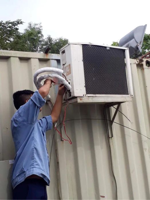 Đội ngũ kỹ thuật viên Điện Lạnh Hải Âu đang thực hiện bảo trì chuyên nghiệp