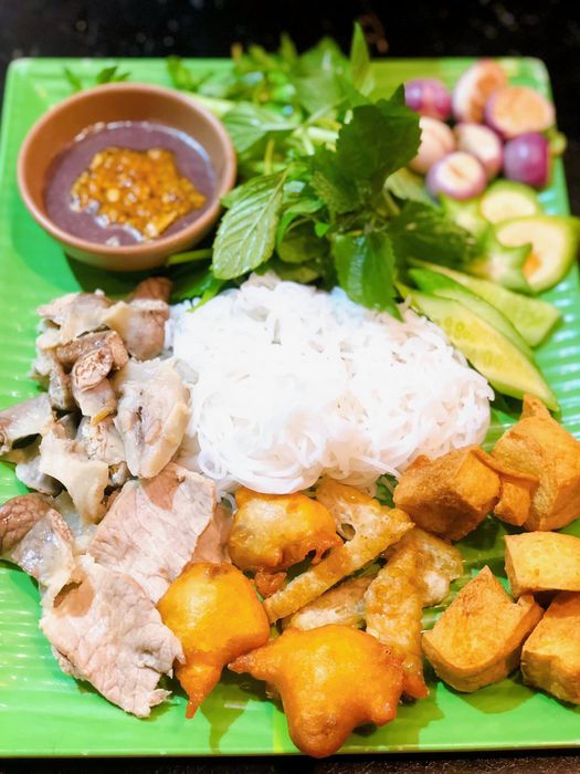 Hình ảnh không gian ấm cúng và món ngon đặc trưng tại Bún Đậu Cây Bàng