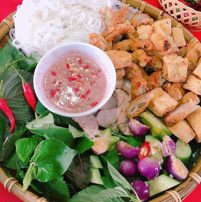 Hình ảnh mẹt bún đậu thịnh soạn với đầy đủ nguyên liệu tại Bún Đậu A Lý