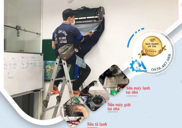 Hình ảnh đội ngũ kỹ thuật Điện Lạnh Quỳnh Anh đang làm việc chuyên nghiệp