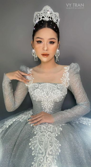 Học viên thực hành kỹ thuật trang điểm chuyên nghiệp