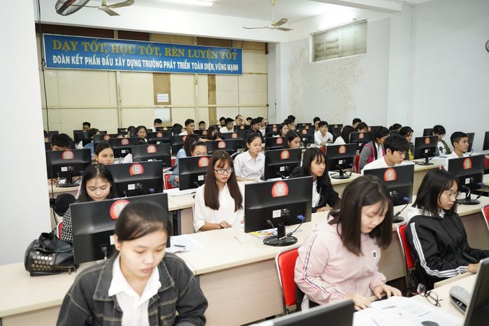 Phòng thực hành hiện đại tại Cao đẳng Phương Đông