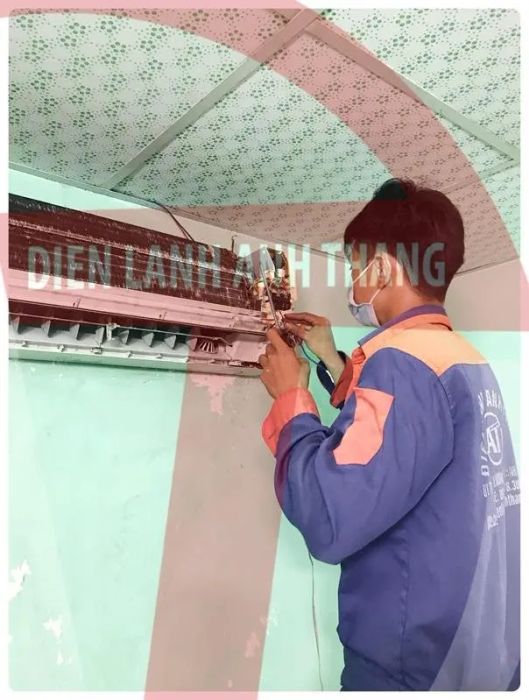 Hình ảnh thực tế đội ngũ kỹ thuật Điện Lạnh Anh Thắng đang làm việc chuyên nghiệp
