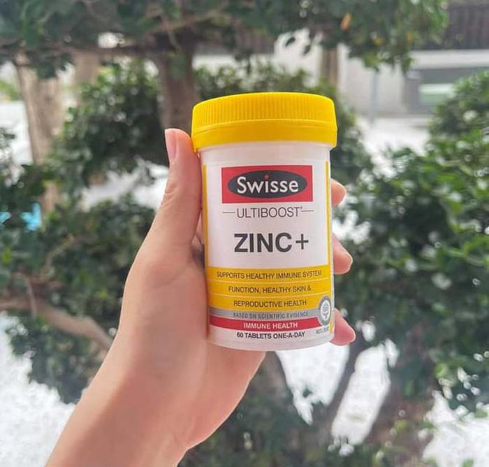 Hình ảnh thực tế Swisse Ultiboost Zinc - Thiết kế sang trọng với màu xanh đặc trưng thương hiệu Úc