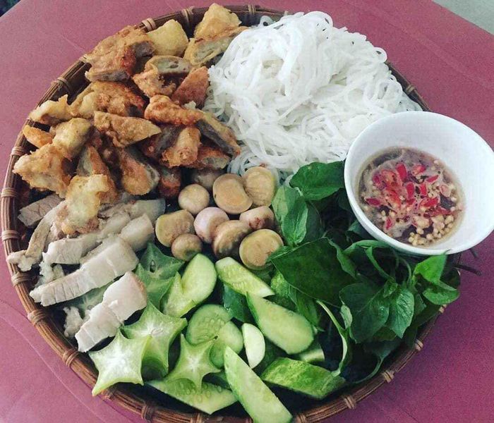 Hình ảnh không gian ấm cúng và món ngon đặc trưng tại Bún Đậu A Lý
