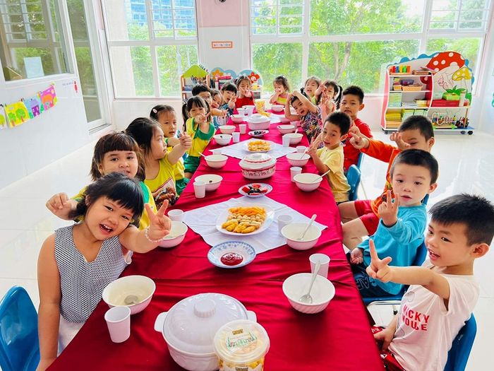Hình ảnh sinh động về Trường Mầm non 2 - Không gian học tập được thiết kế chu đáo với đầy đủ trang thiết bị hiện đại, tạo nên môi trường giáo dục lý tưởng cho trẻ.
