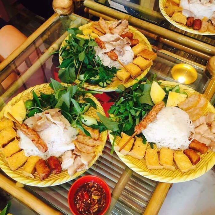 Hình ảnh mẹt bún đậu thịnh soạn với đầy đủ nguyên liệu tại Bún Đậu Lana