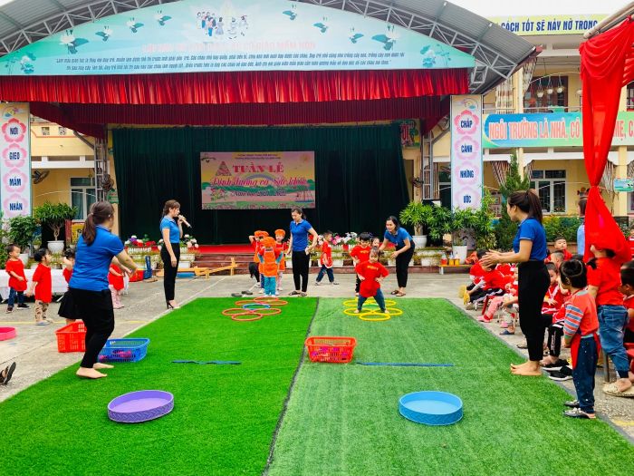 Khoảnh khắc vui chơi hồn nhiên tại Trường Mầm non Nguyễn Thị Minh Khai