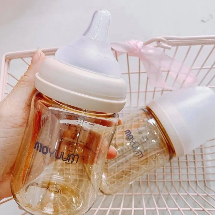 Hình ảnh bình sữa Moyuum Hàn Quốc - Thiết kế hiện đại với đường nét tối giản, màu sắc trang nhã và chất liệu trong suốt cao cấp.