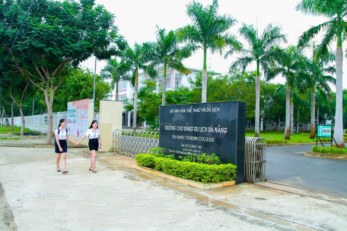Sinh viên thực hành nghiệp vụ nhà hàng cao cấp tại Cao đẳng Du lịch Đà Nẵng