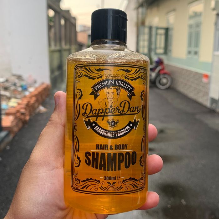 Dầu gội Dapper Dan Hair & Body Shampoo - phiên bản hình ảnh đầu tiên, thể hiện thiết kế sang trọng và đẳng cấp của sản phẩm chăm sóc tóc và da đa năng.