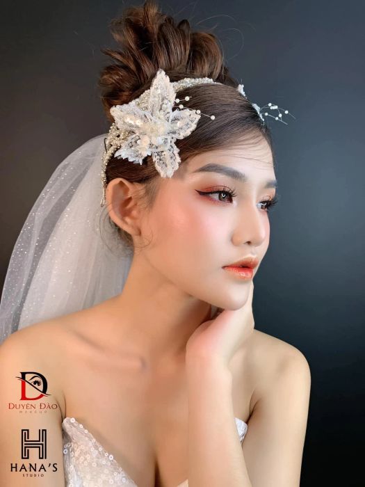 Học viên thực hành kỹ thuật trang điểm tại Áo cưới Hana's