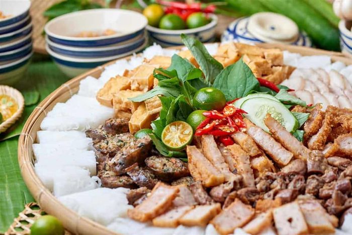 Hình ảnh không gian ấm cúng và mẹt bún đậu đặc trưng tại Bún Đậu Mẹt Xưa