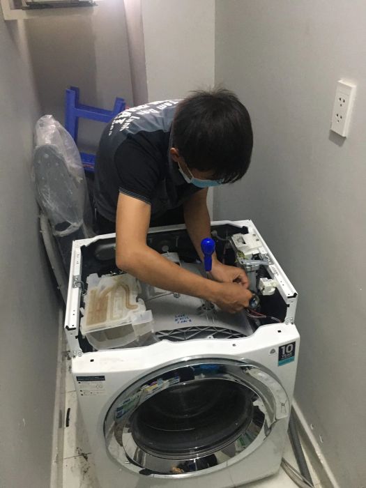 Hình ảnh đội ngũ kỹ thuật viên Điện Lạnh Tiến Phát đang làm việc tại hiện trường
