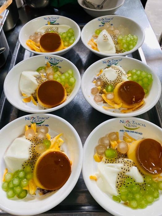 Hình ảnh không gian sang trọng và món chè đặc trưng tại Ngọc Thạch Quán