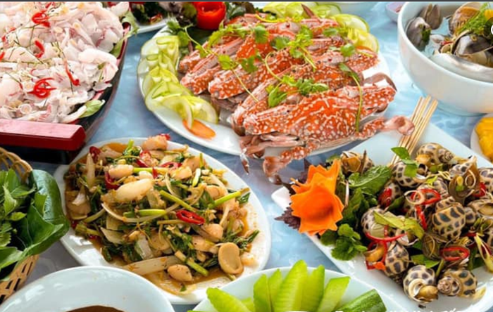 Ảnh 2 - Nhà hàng Phố Biển: Bể hải sản tươi sống và không gian ẩm thực đẳng cấp