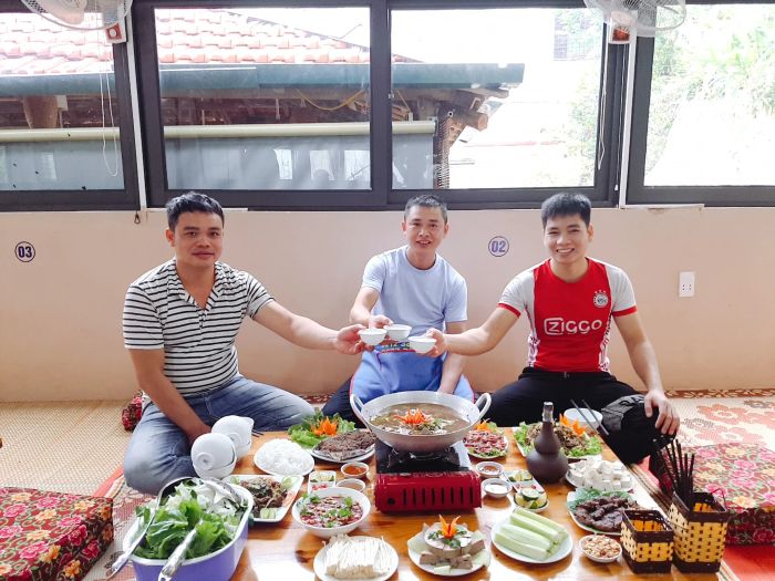 Không gian ấm cúng với món thắng cố đặc trưng tại Nhà hàng Thắng Cố Tài Khoản