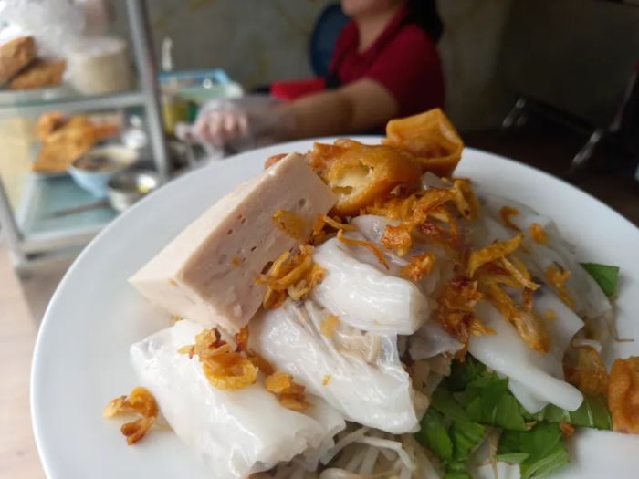 Hình ảnh đĩa bánh cuốn nóng hổi, thơm ngon tại Xuân Thái