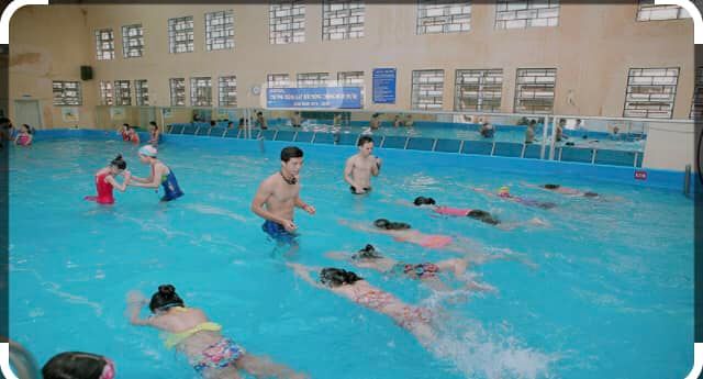 Hình ảnh học viên thực hành tại Bể Bơi Quân Khu 4