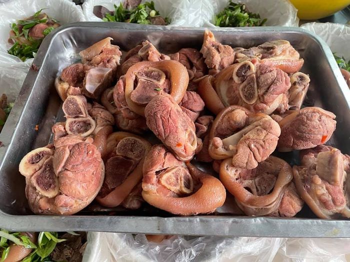 Hình ảnh nguyên liệu tươi ngon trong mỗi tô bún bò Huế