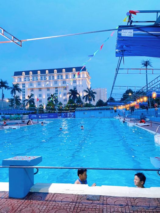 Hình ảnh cơ sở vật chất hiện đại tại Bể Bơi Quân Khu 4