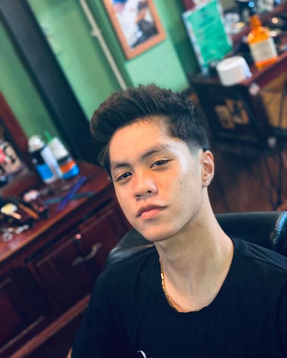 Nghệ nhân tạo mẫu tóc tại Rôn Barber Shop
