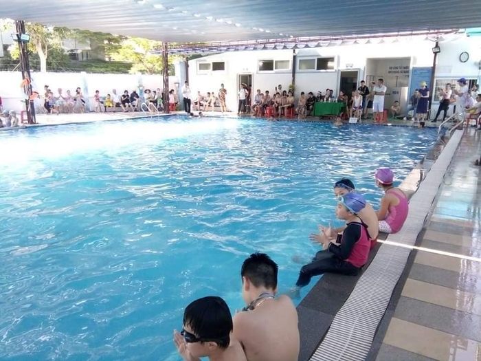 Hình ảnh lớp học bơi chất lượng cao tại trường
