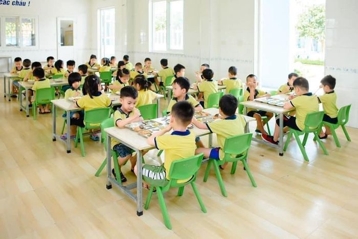 Hình ảnh hoạt động vui chơi sáng tạo tại Trường mầm non Việt Anh