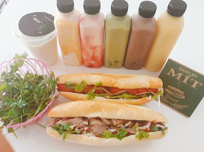 Hình ảnh những ổ bánh mì thơm ngon tại Bánh Mì Mít