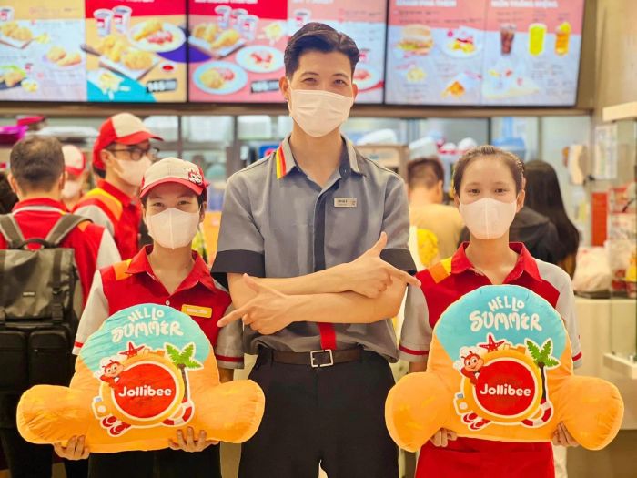 Không gian ấm cúng và những món ăn hấp dẫn tại Jollibee
