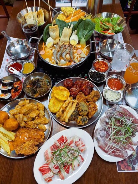 Không gian buffet tokbokki hiện đại tại MANYO