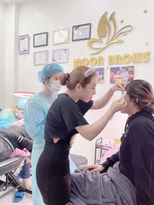 Không gian sang trọng và chuyên nghiệp tại MOON BROWS