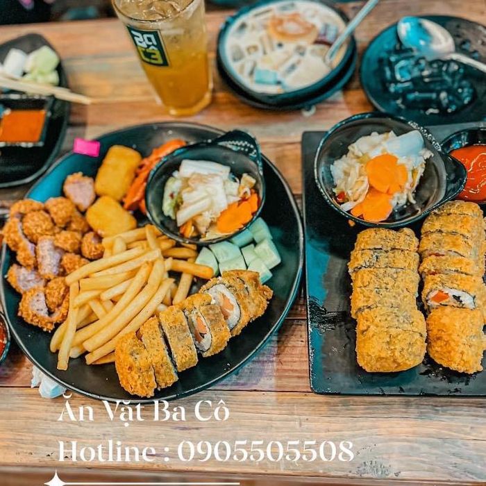 Không gian ấm cúng và món ngon đặc trưng tại Ăn Vặt Ba Cô