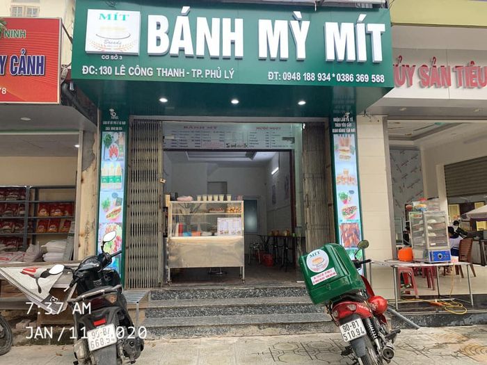 Hình ảnh thực tế các loại bánh mì đa dạng tại quán