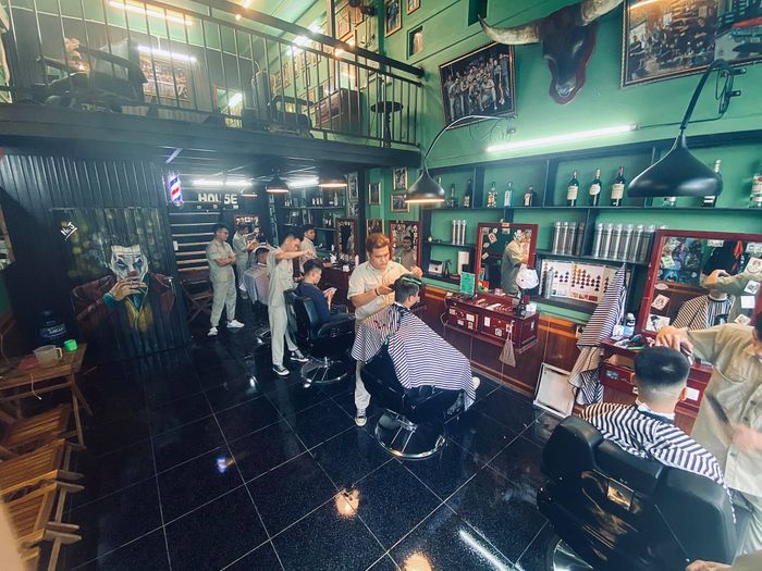 Không gian sang trọng tại Rôn Barber Shop