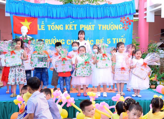 Hình ảnh thứ hai về Trường Mầm non Mỹ Đức Tây - Khoảnh khắc vui chơi hồn nhiên của các bé