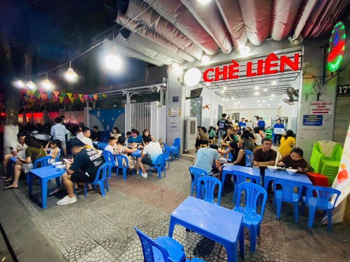 Không gian ấm cúng và menu đa dạng tại Chè Liên Đà Nẵng