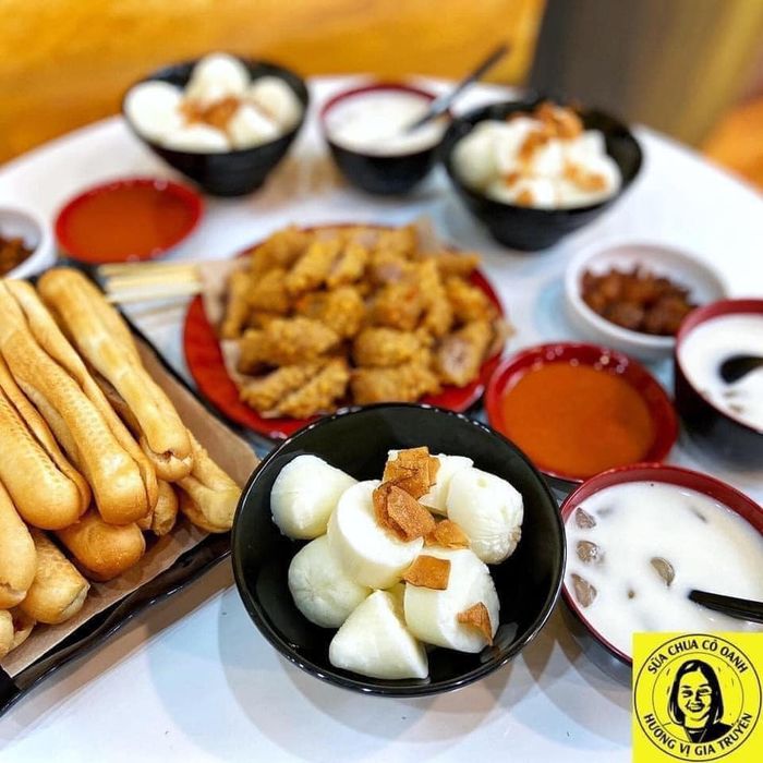 Hình ảnh không gian và món ngon tại Sữa Chua Cô Oanh