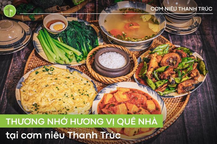 Không gian ấm cúng tại Cơm Niêu Thanh Trúc
