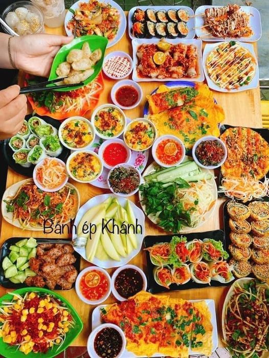Không gian ấm cúng và những món ngon đặc trưng tại Bánh Ép Khánh