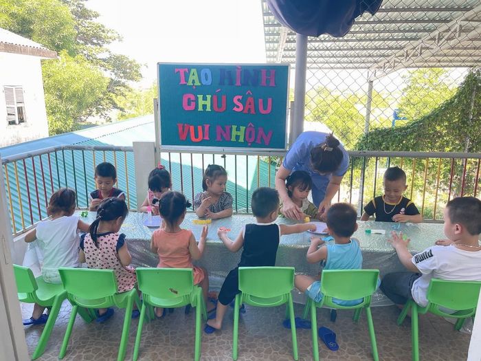 Giờ học ngoại khóa đầy hứng khởi tại Mầm Non CLC Phú Sĩ