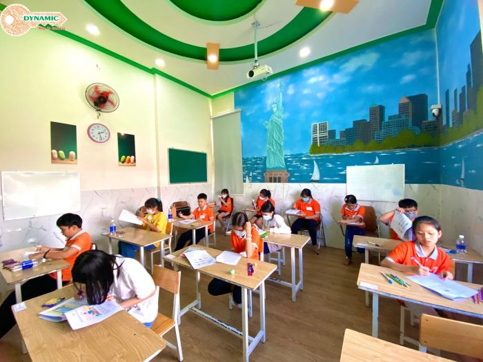 Dynamic Language Center - Hình ảnh 2: Giờ học tương tác đầy năng lượng giữa giáo viên và học viên